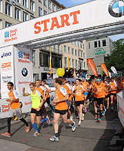 Start der 2. Gruppe Halbmarathon (©Foto: Martin Schmitz)